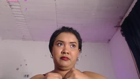Snapshot of evelyn_sandoval chatting on December 7, 2:25 am Evelyn Sandoval online show from December 7, 2:25 am