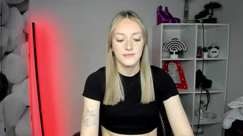 evelynblond online show from February 16, 6:44 am