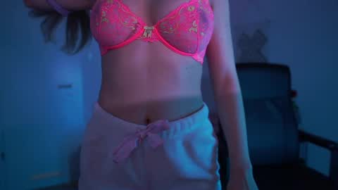Snapshot of evelyncage_ chatting on March 12, 10:07 pm evelyncage_ online show from March 12, 10:07 pm