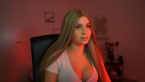 Snapshot of evelyncage_ chatting on December 15, 6:59 pm evelyncage_ online show from December 15, 6:59 pm