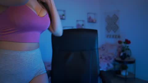 Snapshot of evelyncage_ chatting on February 2, 10:06 pm evelyncage_ online show from February 2, 10:06 pm