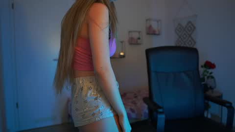 Snapshot of evelyncage_ chatting on February 4, 10:13 pm evelyncage_ online show from February 4, 10:13 pm