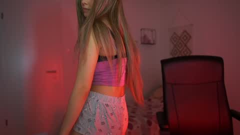 Snapshot of evelyncage_ chatting on December 18, 7:30 pm evelyncage_ online show from December 18, 7:30 pm