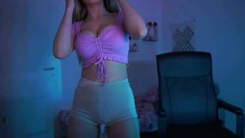 Snapshot of evelyncage_ chatting on March 8, 7:09 pm evelyncage_ online show from March 8, 7:09 pm