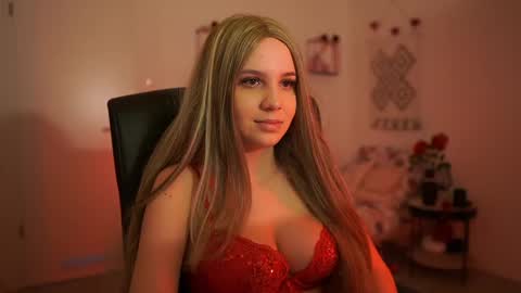 Snapshot of evelyncage_ chatting on February 14, 10:14 pm evelyncage_ online show from February 14, 10:14 pm