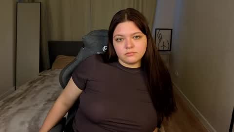 Evelyne Loo online show from April 13, 7:56 am