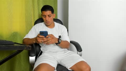 luis online show from April 28, 6:45 pm