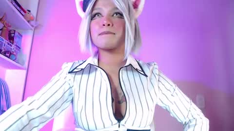 Snapshot of evybubbles_ chatting on February 9, 3:32 am Im Evy online show from February 9, 3:32 am