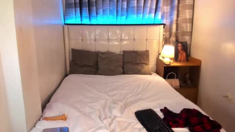 Snapshot of faelore_ chatting on December 6, 10:24 pm faelore online show from December 6, 10:24 pm