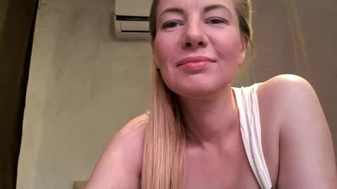 Sara online show from May 3, 8:37 pm