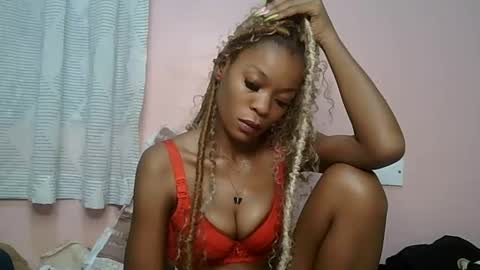 faizah_ online show from May 11, 2:45 pm