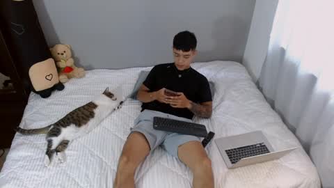 farid_jake_ online show from April 29, 9:08 pm