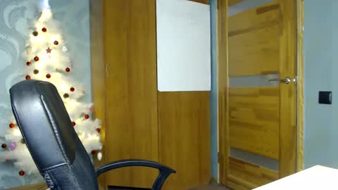 Molli  Ready for any play with you. Hottest show in pvt  Help a student earn big tokens  online show from December 25, 4:11 pm