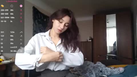 Mia online show from November 12, 9:33 am