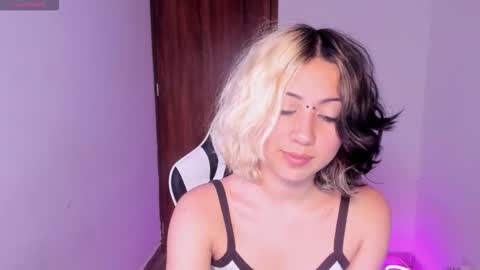 frida_lassi_ online show from November 16, 11:07 pm