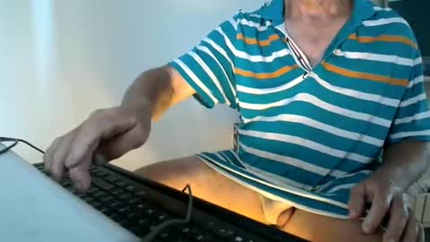 Snapshot of fullballbag chatting on December 11, 10:49 pm fullballbag online show from December 11, 10:49 pm