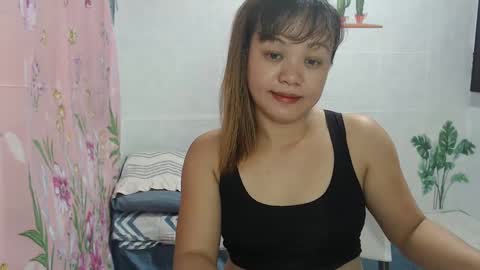 Snapshot of funluvnpinay4u chatting on December 6, 12:40 am MAE online show from December 6, 12:40 am