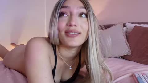 Snapshot of giaa_ross chatting on February 17, 2:38 pm Gia online show from February 17, 2:38 pm