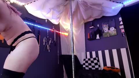 Giggles online show from November 8, 10:13 pm