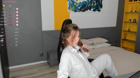 gigihadd online show from March 2, 2:54 pm