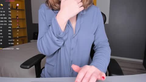 gigihadd online show from April 4, 4:47 pm