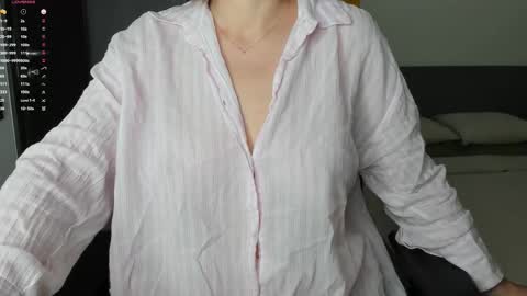 gigihadd online show from September 11, 2:07 pm