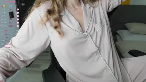 gigihadd online show from March 4, 4:52 pm