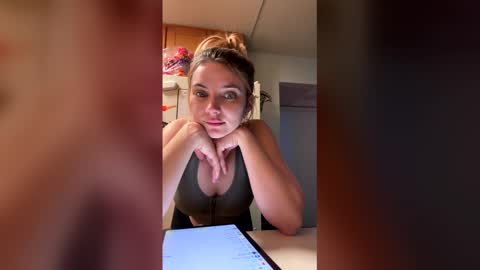 gigilovesyou1997 online show from May 14, 9:51 am
