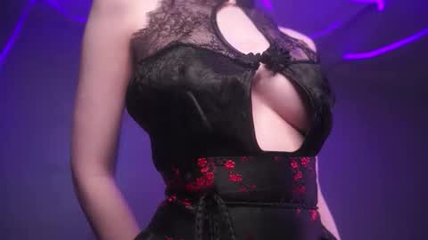        im expecting 350 thumbs up on my altar   online show from September 20, 10:35 pm