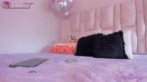 Instagram gisellee  22  online show from October 20, 8:14 pm