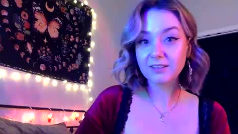 Snapshot of givemesweetdreams chatting on March 11, 3:04 am givemesweetdreams online show from March 11, 3:04 am