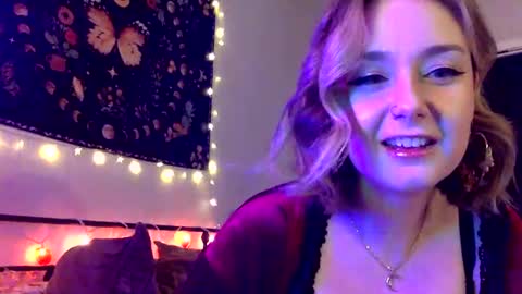 Snapshot of givemesweetdreams chatting on March 4, 4:27 am givemesweetdreams online show from March 4, 4:27 am