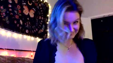 Snapshot of givemesweetdreams chatting on December 27, 1:53 am givemesweetdreams online show from December 27, 1:53 am