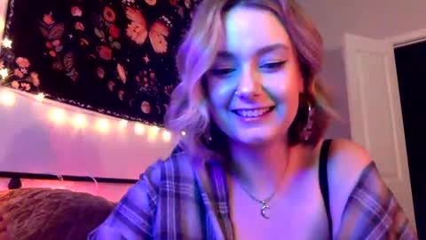 Snapshot of givemesweetdreams chatting on January 24, 3:22 am givemesweetdreams online show from January 24, 3:22 am