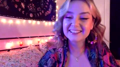 Snapshot of givemesweetdreams chatting on September 8, 11:59 pm givemesweetdreams online show from September 8, 11:59 pm