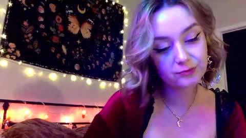 Snapshot of givemesweetdreams chatting on February 19, 1:08 am givemesweetdreams online show from February 19, 1:08 am