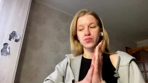 gladyswigg online show from April 14, 9:01 am