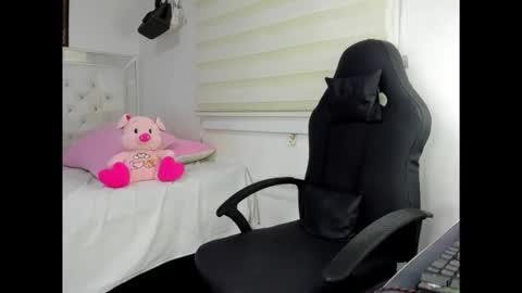 goddess_of_pigs online show from January 7, 4:06 am