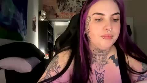 Snapshot of goddessxxviolet chatting on March 4, 10:05 pm Goddess Violet online show from March 4, 10:05 pm