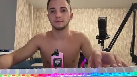 Snapshot of golden_boyyy21 chatting on February 20, 2:35 pm Golden boyyy21 online show from February 20, 2:35 pm