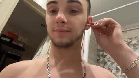 Snapshot of golden_boyyy21 chatting on February 12, 3:05 pm Golden boyyy21 online show from February 12, 3:05 pm