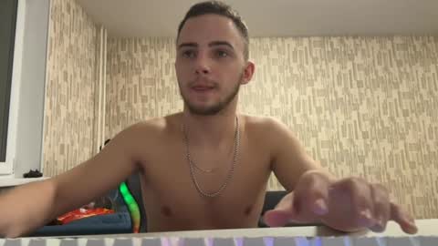 Snapshot of golden_boyyy21 chatting on February 7, 4:46 pm Golden boyyy21 online show from February 7, 4:46 pm