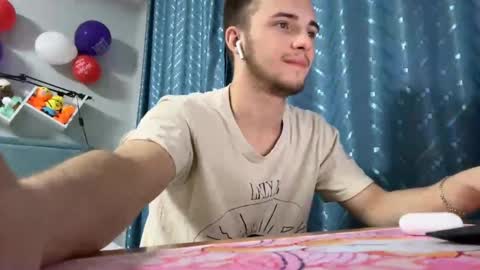 Snapshot of golden_boyyy21 chatting on March 1, 1:32 am Golden boyyy21 online show from March 1, 1:32 am