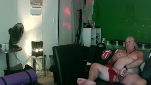 Snapshot of goldyguy011 chatting on February 25, 6:44 pm goldyguy011 online show from February 25, 6:44 pm