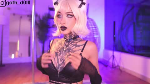 Snapshot of goth_dolll chatting on February 2, 11:00 pm sophie Special celebration a the beach 300k followers 3011 and 0112 online show from February 2, 11:00 pm