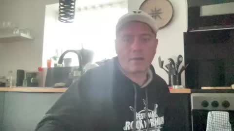 guil0 online show from November 10, 7:38 pm