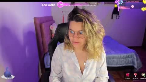 Snapshot of guinivere_blake chatting on September 9, 2:33 am Hello Im Julieta Im 25 years old welcome to my room have fun and be happy. online show from September 9, 2:33 am