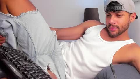 Independent       model  online show from April 6, 9:05 pm