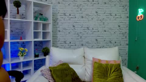 Hannah  online show from November 5, 11:45 am