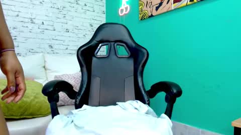 Hannah  online show from November 6, 11:46 am